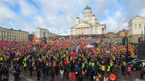  Shakira Live In Helsinki: La Reina Strikes Finland With Her Latin Fire!